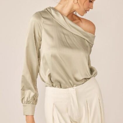 BLUSA SATIN UN HOMBRO MNG LARGA