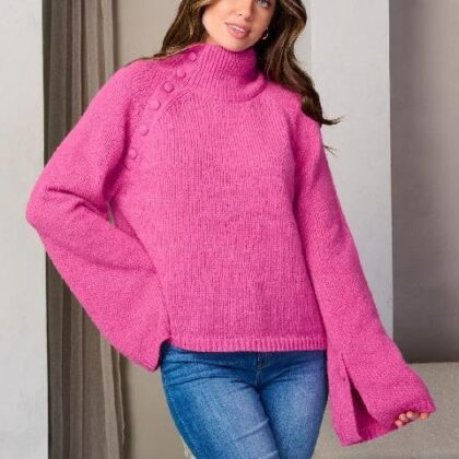 SUETER FUCSIA CUELLO ALTO, COSTADO ABOTONADO